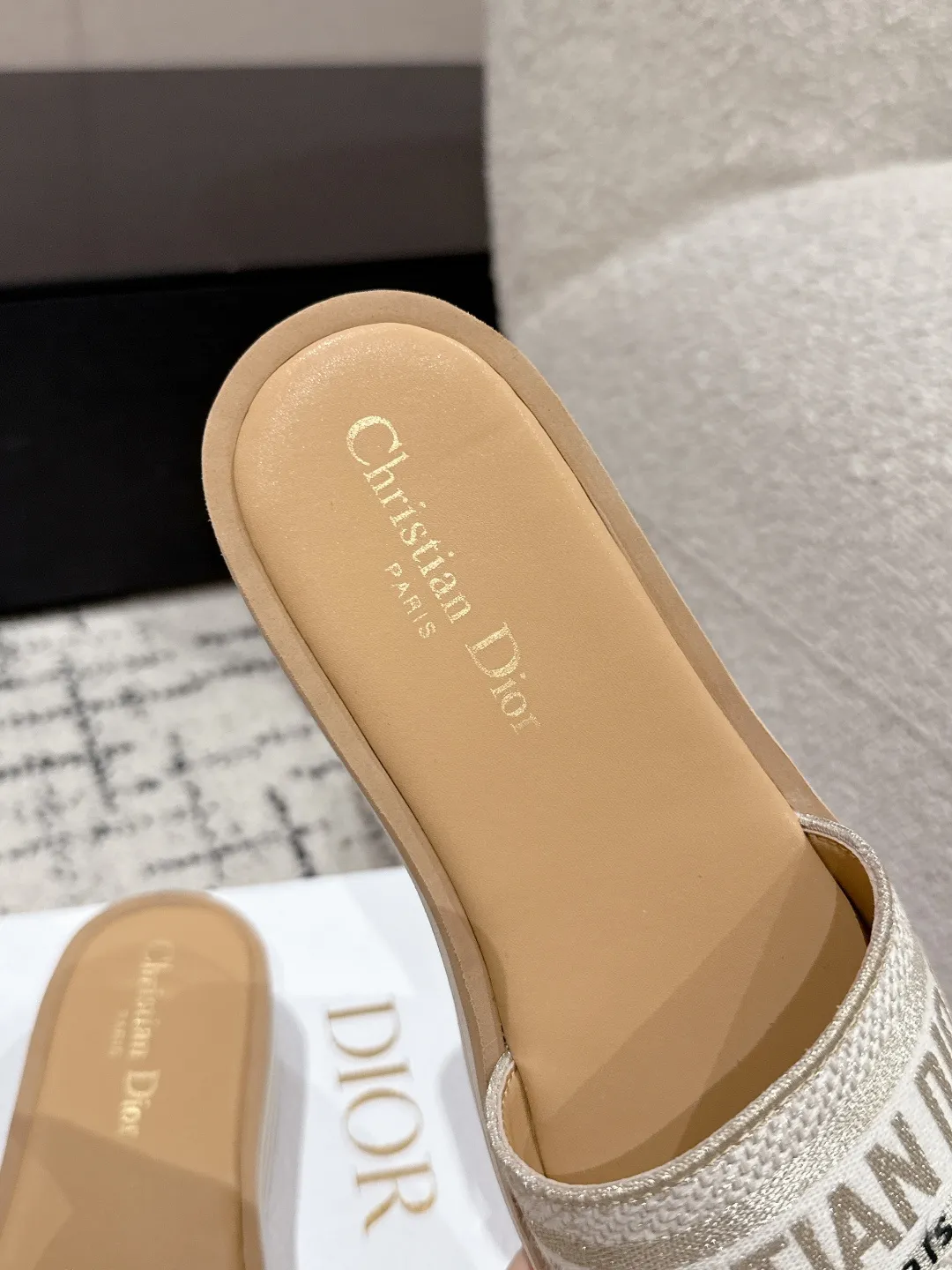 👟👟Ex-factory price 440👟👟 DIOR Dway fabric embroidered logo open toe 7cm thick sole one-word strap slippers CD letter logo three-dimensional embroidery thick bottom round toe open toe slippers The original development of the top version on the market, soft and delicate foot feel, extremely comfortable.  ✔️Upper: imported electro-embroidered cotton technical fabric ✔️Inner lining: water-dyed cowhide foot pad lining ✔️Outsole: original combination outsole ✔️Sole thickness: 7cm ✔️Size: #35-41 (40.41. Customized, non-refundable and non-exchangeable)